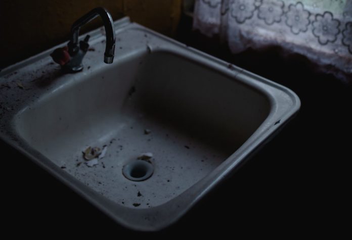 Dirty kitchen sink